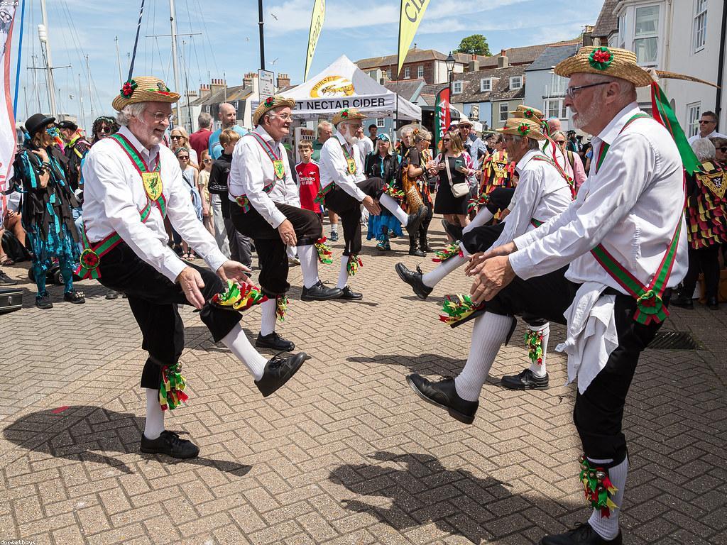 កម្សាន្តនិងអ៊ីវ៉ង់សម័យថ្មី: ការបកស្រាយថ្មីៗនៅក្នុងពិភពទំនើប